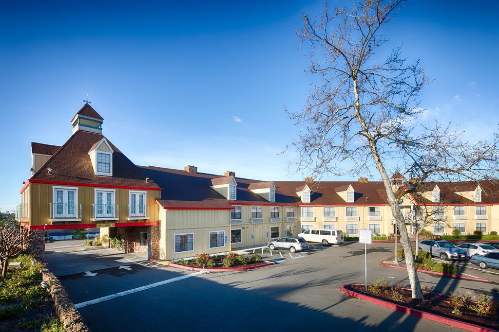Red Lion Inn & Suites Оберн Экстерьер фото