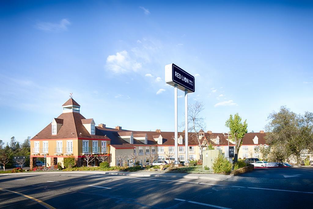 Red Lion Inn & Suites Оберн Экстерьер фото