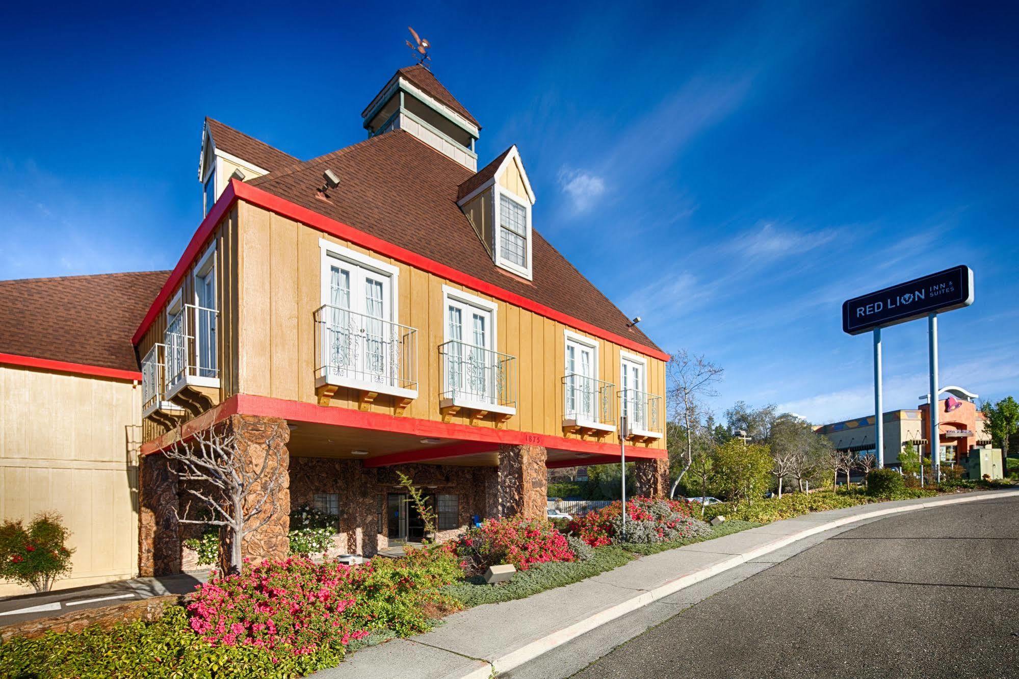 Red Lion Inn & Suites Оберн Экстерьер фото