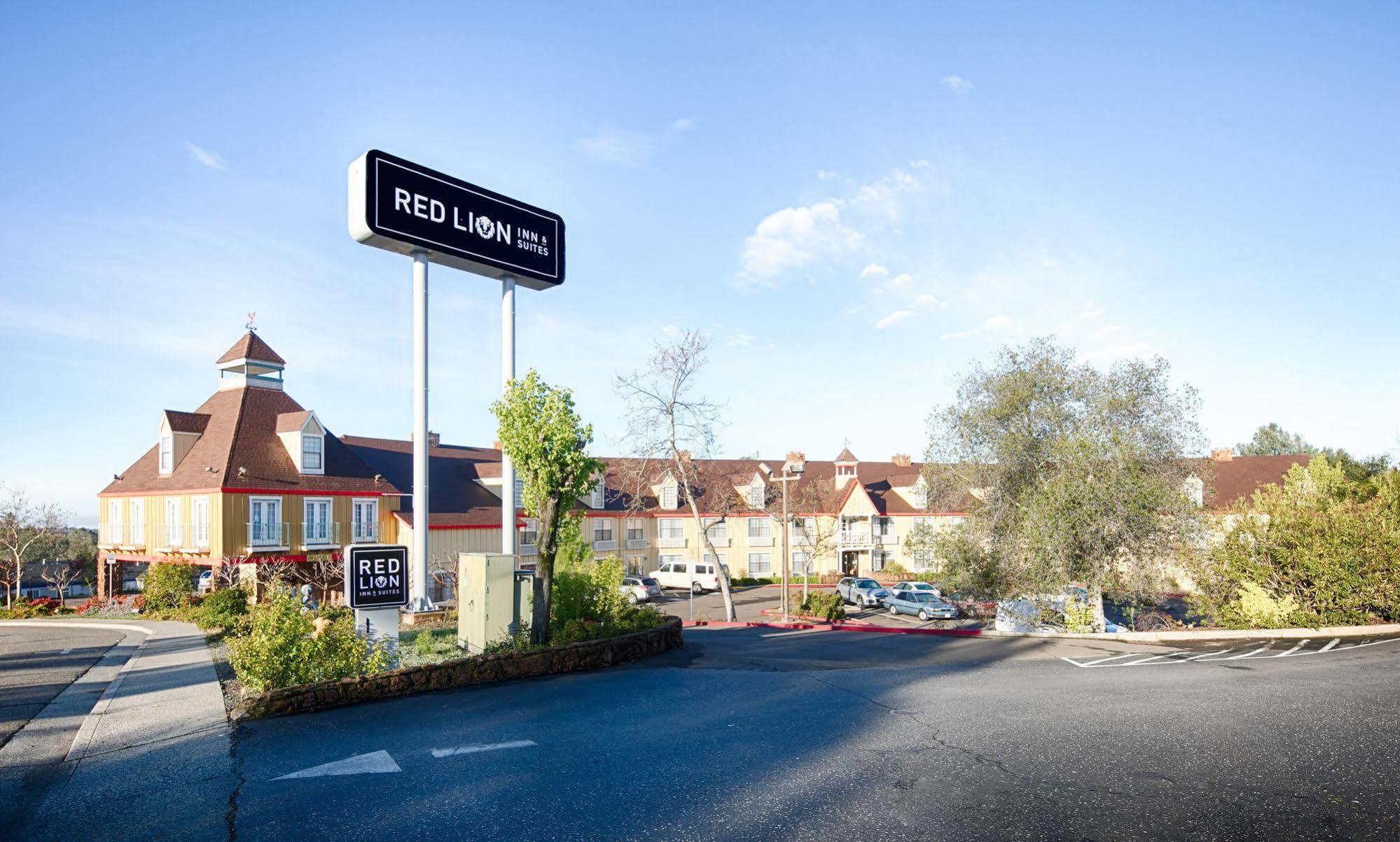 Red Lion Inn & Suites Оберн Экстерьер фото