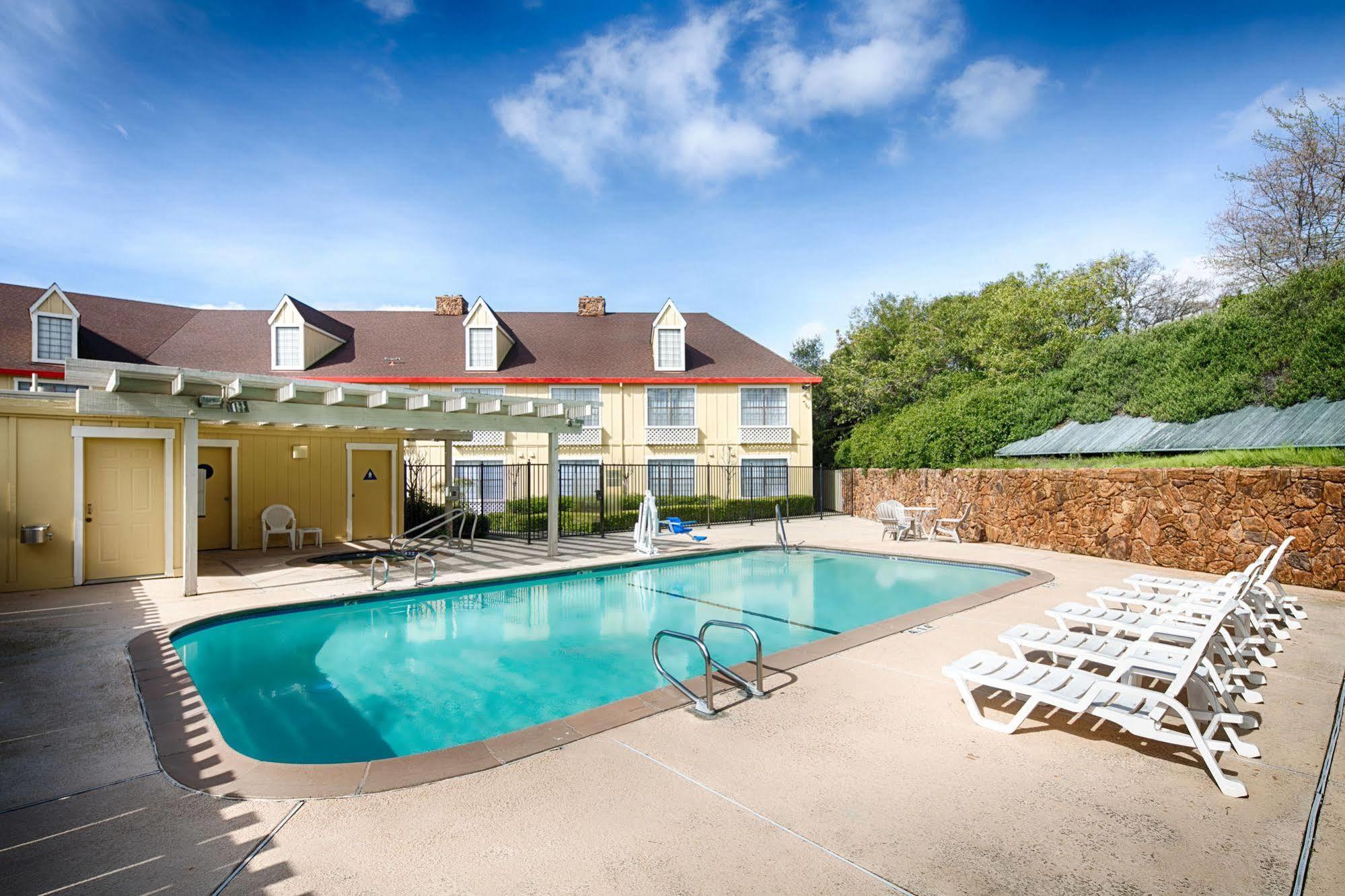 Red Lion Inn & Suites Оберн Экстерьер фото